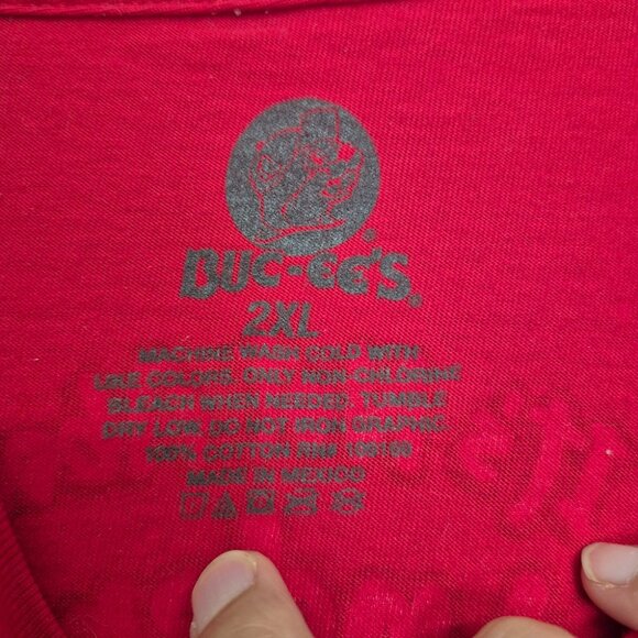 Buc-Ees Christmas 2024 T-Shirt Red 2XL Santa Beaver Wreath & Tree Graphics 100% - Picture 5 of 5